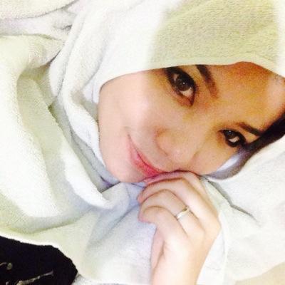 im a shy girlz , 22, pilot's daughter, golf driving range's owner , Air Asia stewardess.