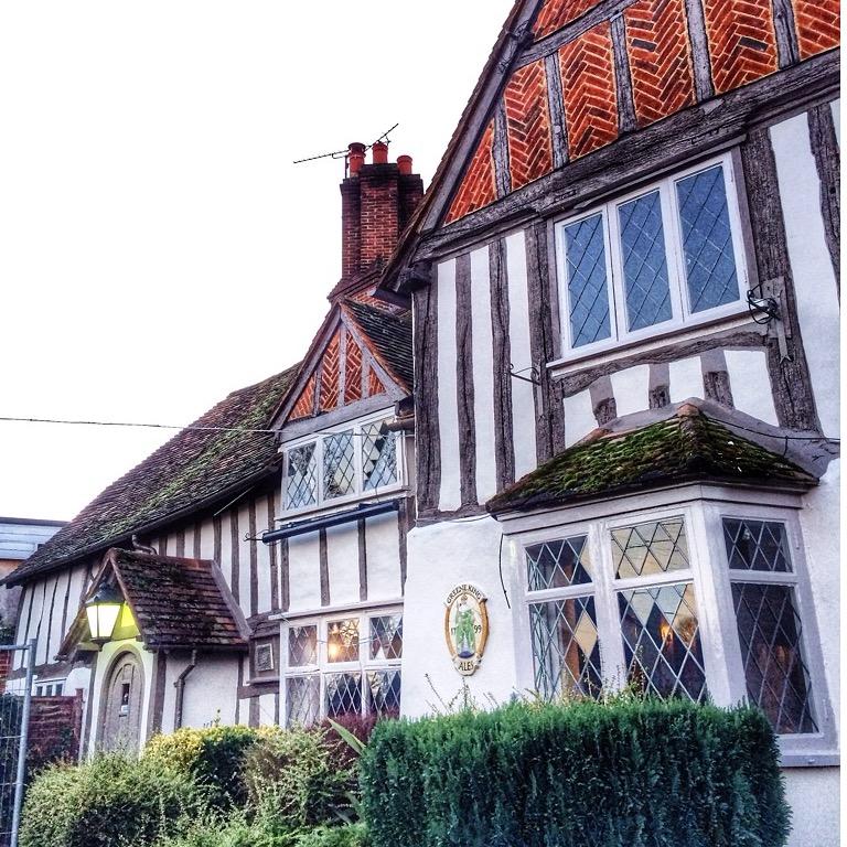 Cosy country dining pub.