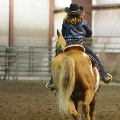 I love horses and food
Dream~ professional barrel racer