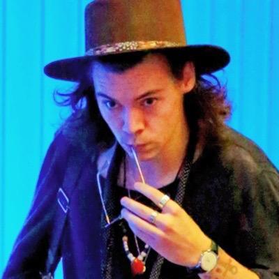 Te dei um follow grátis, agora siga a @rockwithdl