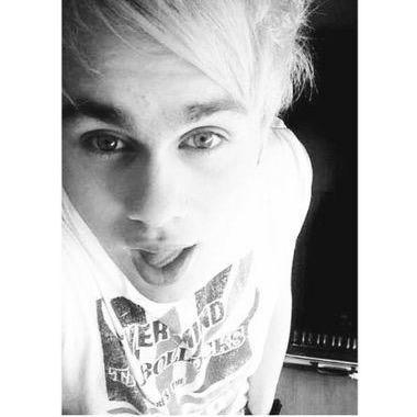 I gave you a free follow to help you gain so follow @damnastxn for me please