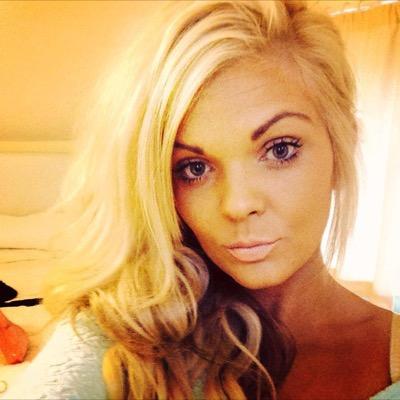 lauralee995's profile picture. :-)