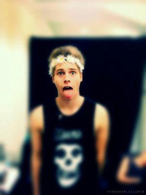 kelly, 10 years old, lead singer of 5 seconds of summer is my fave he's hot & all mine bitches.

9 years old