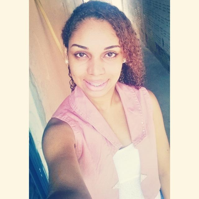 BrunnaYoung's profile picture. Blinda esse coração. Não deixa tudo te atingir. Qualquer vento te derruba, porque a tempestade está dentro de você.