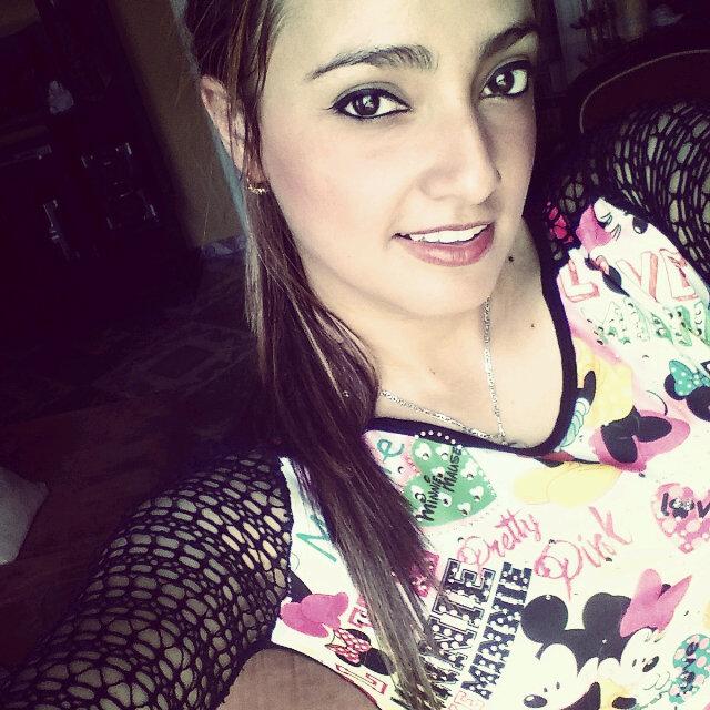 Madre, hija, hermana, Estudiante, soy seguidora de jesus. Mi familia lo es toodo para mi. Y ser feliz siempre apesar de las adversidades.
