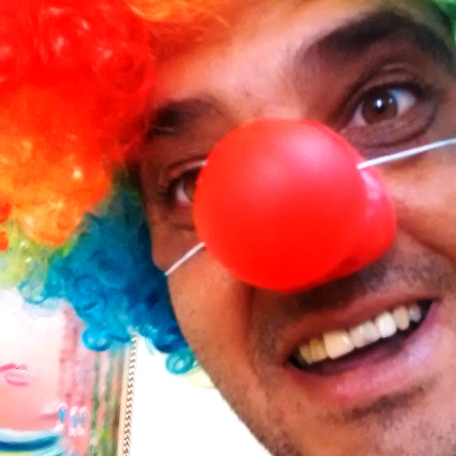 Gosto de viver a vida ao lado da pessoa q amo,adoro comédias,e levar o riso a todas as pessoas,acho q é essa a minha missão