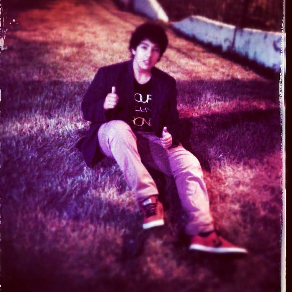 Mago inspirado por la cartomagia. Metallica, Megadeth, Linkin Park, Green Day. Deathcore. Guitarrista.