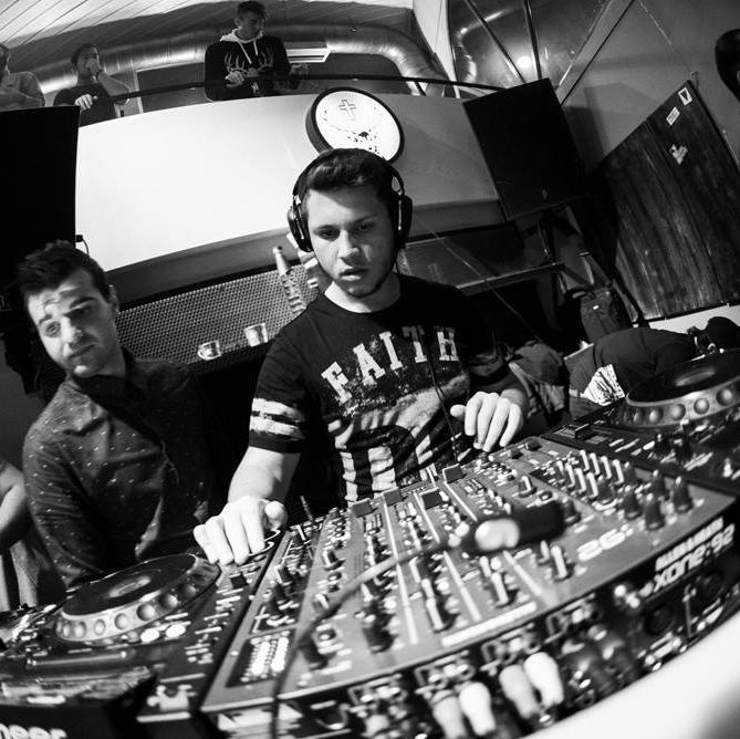 Here is my new summer track
Visions along with my mate Maidden
https://t.co/mjnlAytict
Enjoy and download it for free