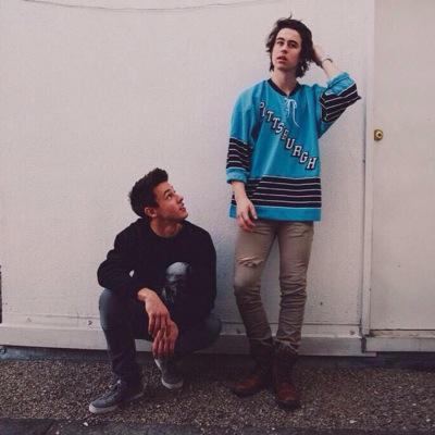 Follow @WHATACASHEW (and gain 5 free follows) or I unfollow.