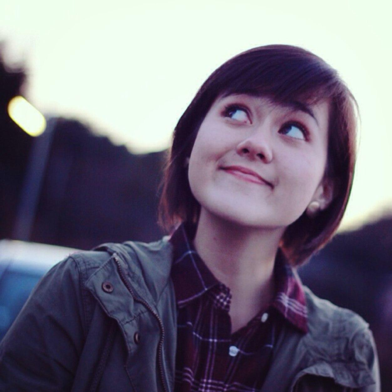 Japanese-American. College student. Interests include: classical music, reading, vibrant red, quaint cafés, conversations, cooking, pondering.