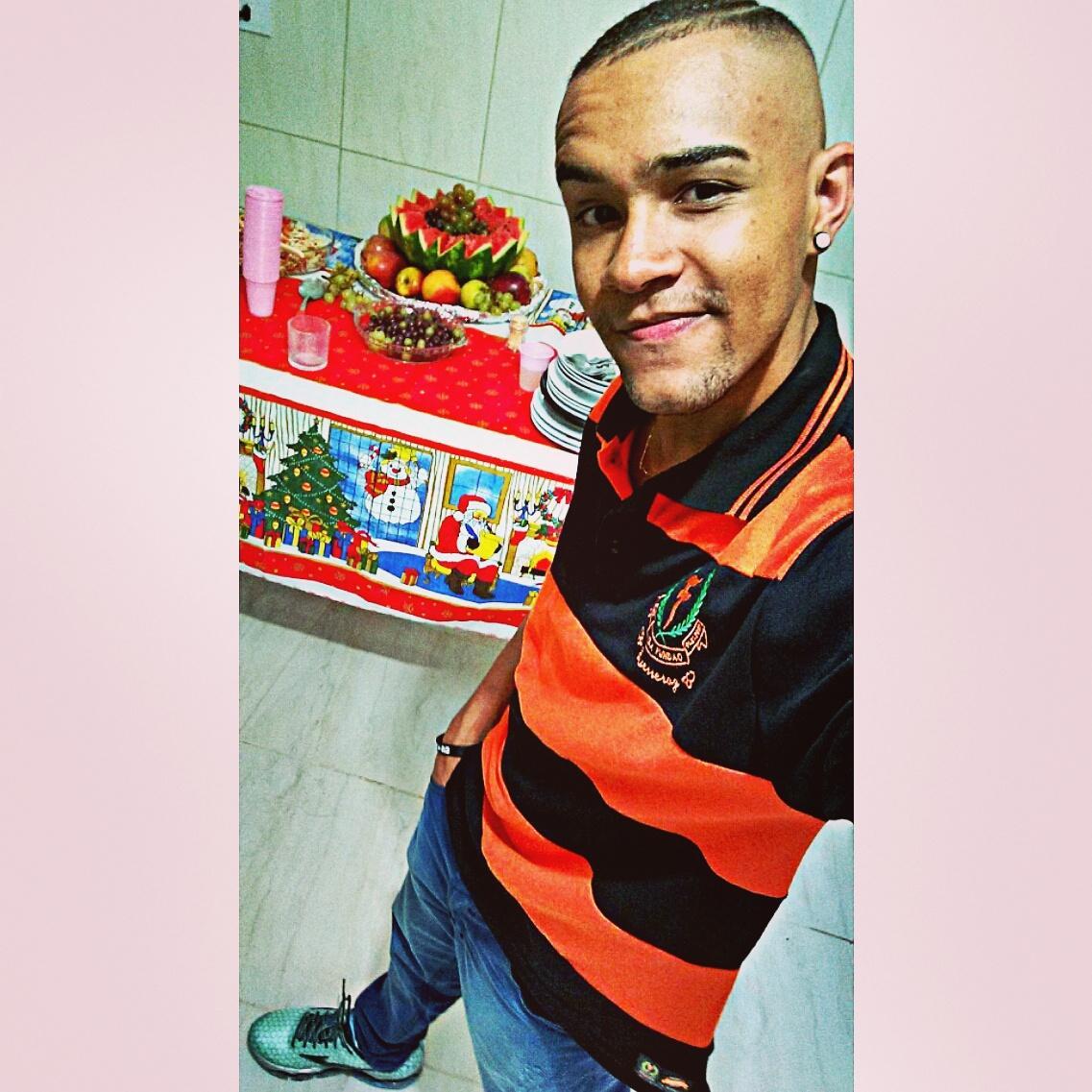 Eu confundo os sábios porque,talvez o próprio fato da minha existência seja uma confusão.,SEGUE NO INSTA :)  @_Jeffinhojr