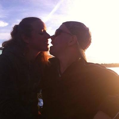 Je suis une maman a la maison qui reste avec un homme extraordinare que jaime enormement on a 4 belles petites princesses!