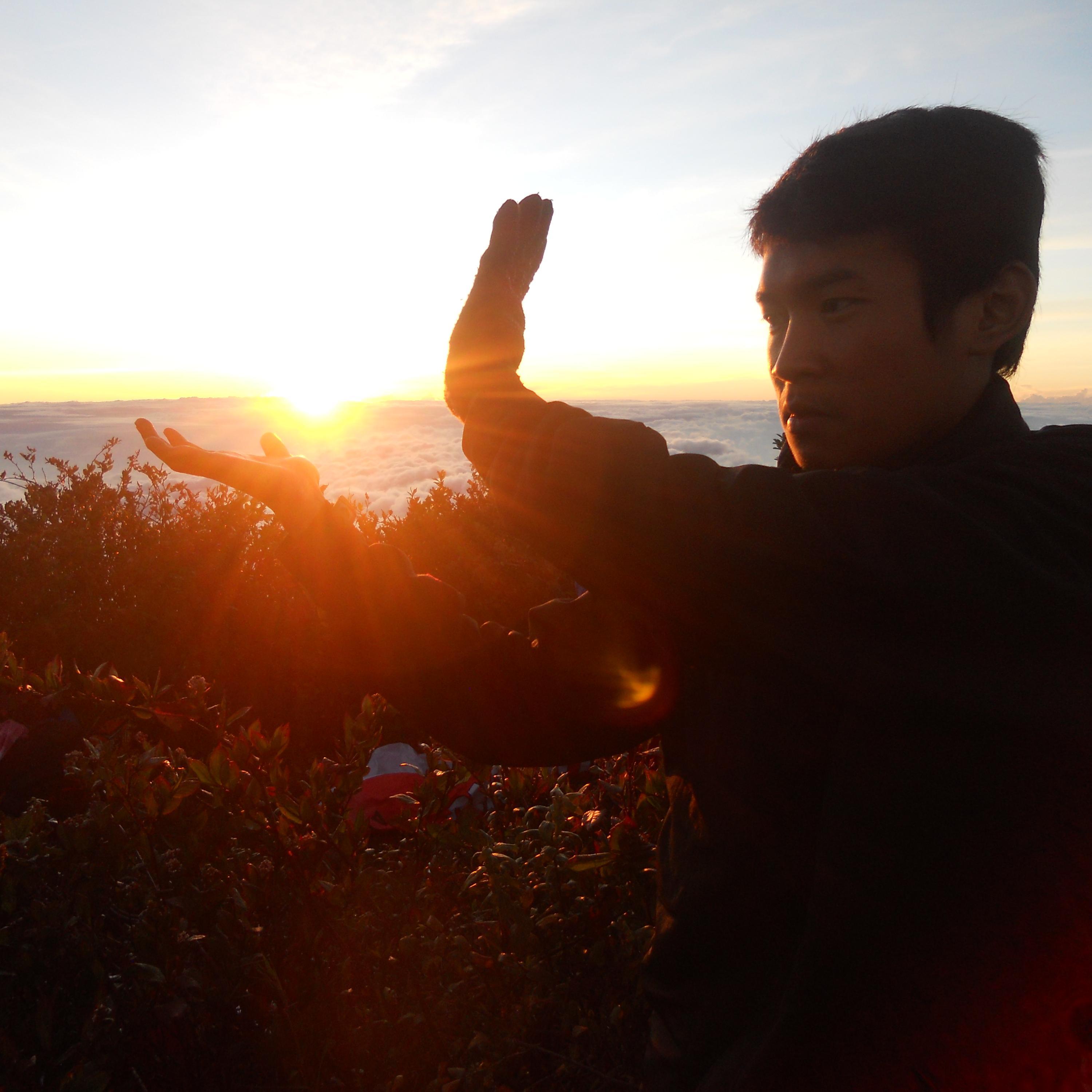 muhiqbals_'s profile picture. setelah melakukan kejahatan dan di ikuti dengan kebaikan, niscaya dosa akan terbayarkan oleh pahala