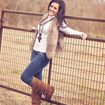 Your horse is only as brave as you are. ♦️Born & raised a cowgirl. ♦️rodeos every weekend ♦️ budlight ♦️geldings