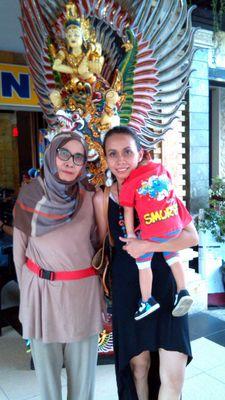 ibunya audrik & mascha / owner sambal roa omayet