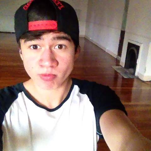 16 y/o / malaysian / 2.11.99 / calum :*     *austin has followed me :)
