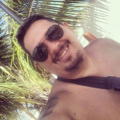 Casado com uma mulher linda, homem de família, design gráfico e amigo pra todas as horas.