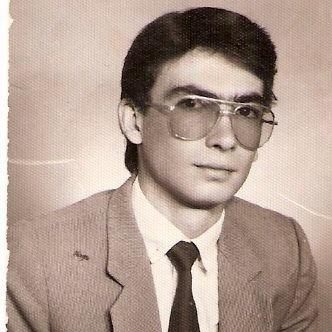 15 yaşında hacı oldum. 16 olduğumda artık insanı kamildim. Hiç evlenmedim. Elime bayan eli değmedi.