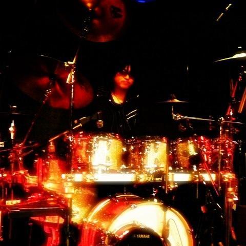 SeventhToshi's profile picture. 「music bar MINSHIA」のオーナーTAKAさんです!!カラオケに合わせて生ドラムを叩いています。あなたも素敵なバンドヴォーカリストに変身♪ベース・ピアノ・エレキ&アコースティックギターを無料貸し出し。メンバーが揃えばすぐにセッションライヴ可能☆手ぶらでどうぞ♪フォーク居酒屋ばんけんさん斜めにあります!