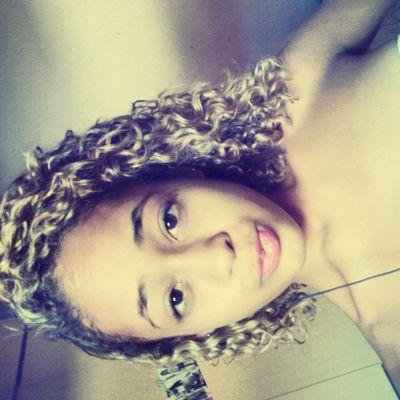 Menina Linda dos Cabelos cacheados cor de ouro, corpo modelado. Deus meeu Guiia :) :*