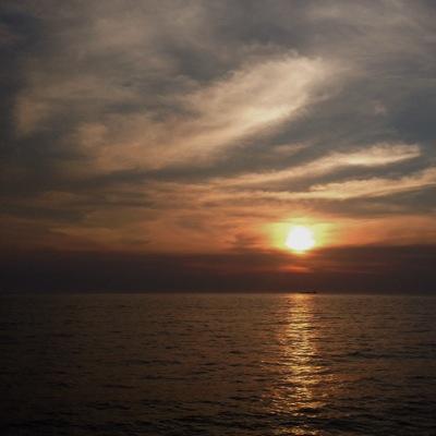 s.e.n.j.a! berbicara tentang senja memang tak akan ada habisnya :) ig: berpayungsenja