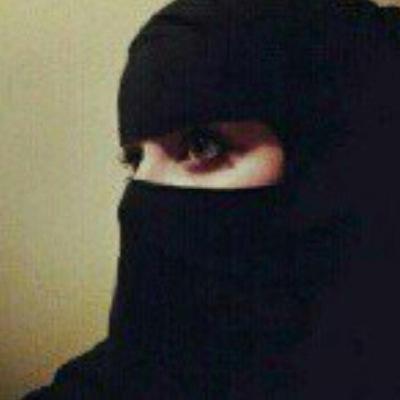 وكيف اقنعك بأنک اجمل من قمر♡