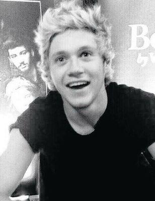 PLEASE FOLLOW @awisniallx AND RT AND TAG NIALL HERE PLEASE ILY  http://t.co/6LwVUaZDae I HELP BACK, ASK on @awisniallx