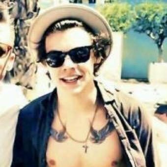 follow @laneboyharry bc she gave this free follow or maybe rt/fav her pinned tweet :) ily