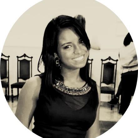 Fashion Blogger. 20 anos. Formada em Técnico em Administração. Mãe do Bolota. Namorada do Biano. Elegância é quando o interior é tão belo quanto o exterior.
