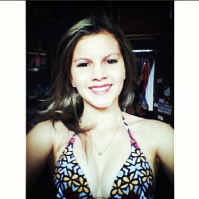 Não me julgue antes de me conhecer , você sabe o meu nome não a minha historia . - Prazer, Rebecca Rocha (;