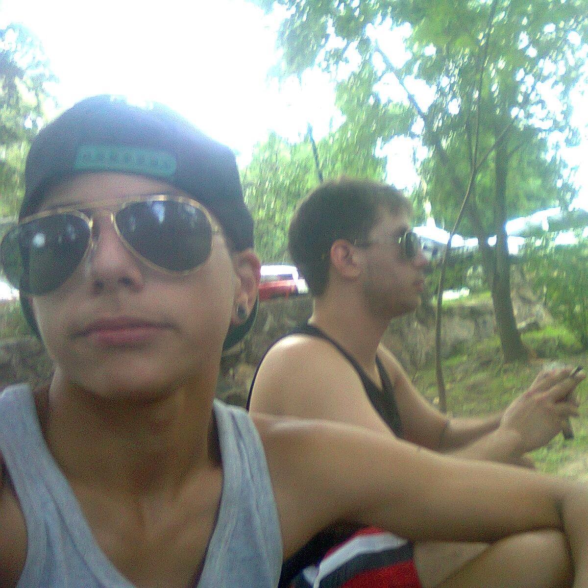 Aun que vayas perdiendo sigo alentando,por que a pesar de todo te sigo amando♪ la numero12