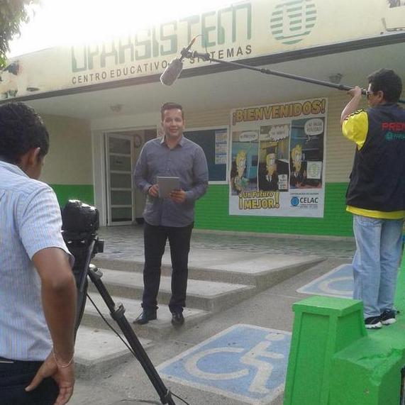 Periodista. Director del programa Viviendo MejorTV transmitido por el canal 12 de Valledupar. El periodismo mi pasión.