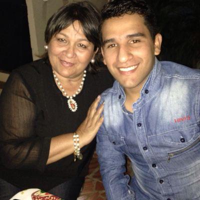Sencillo y profundamente enamorado de la Vida! Sonreír es la clave ♥
