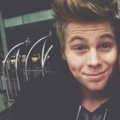 follow @discoveringAsh because i just gave you a free follow