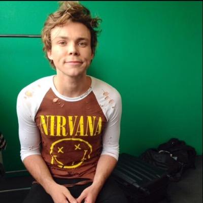 ff from @fxckingimagines | ask and I'll retweet your links/spam to try and help you get your follows