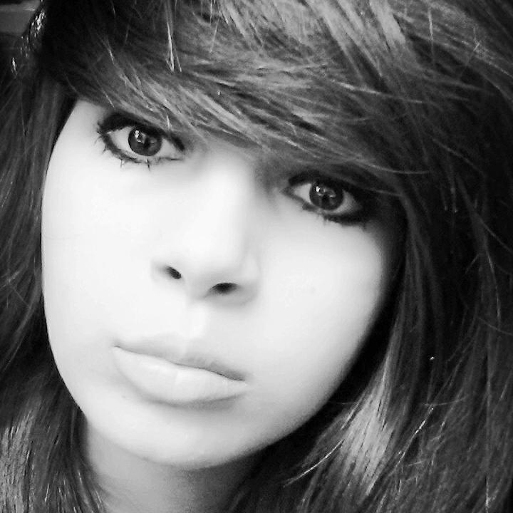 Atualmente sou blogueira (de poesias), e ex vocalista.                                       Só me seguir pra saber um pouco mais de mim =^.^=