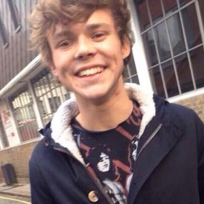 i gave you a free follow so please follow @ashtonflix or ill unfollow