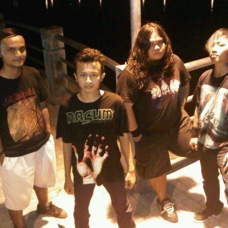 Kata orang sih DEATH METAL, udah itu ajah.