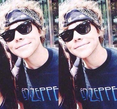 I gave you a free follow, can you pls rt this tweet and tag 5sos?  https://t.co/WsjGeM5BA7