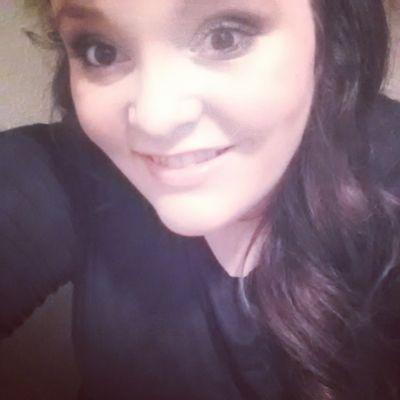 My names Jessie, 17, the man up stairs has my heart , and im a senior at CHHS! 

1 Timothy 4:12
Proverbs 27:17

Blame in all on my roots, I showed up in boots!