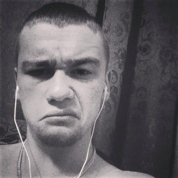 Музыкант в исполнении лирики. Instagram - hiphop_ulsk