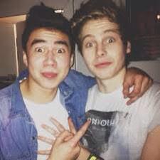 We are more punk rock than @5SOS. Cocoa, Its'Danni, Ezza, RaeRae, Kyla and Laurie x FOLLOW US FOR RANDOM STUFF ABOUT 5SOS