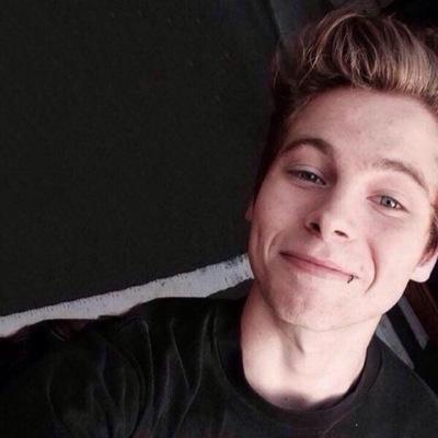 lrhocum's profile picture. Follow @kittenpolaroid she follows back! PLEASE RT THE LINK!