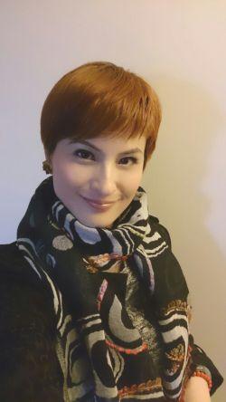 關於我~專業珠寶/寶石鑑定師 !又或者,稱為寶石學家更為貼切 !

自小除了對美的事物特別敏感,特別有興趣, 對於藝術更是醉心~

藝術以各種形象, 形式存在著周遭，善於觀察, ,不時感受的我, 無限的想像力成為我創作的靈感來源。

真正的藝術家是忠於自己的內心, 不被任何外在條件束縛, 或除了真實的內心的理由而創作,