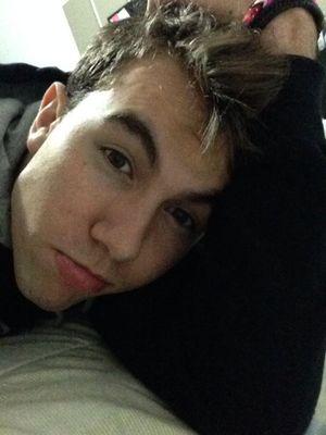 Uma entre as milhares doidinhas que acompanham o mais doidinho desse mundo ahazar total por ai. @WhoIsCarlos ❥