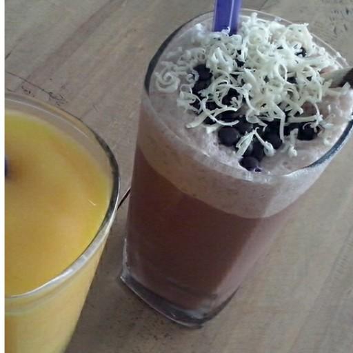 Ngebar sehat di sini tempatnya. #keephappystayhealthy. kunjungi instagram kami @frozen_est14 ^^