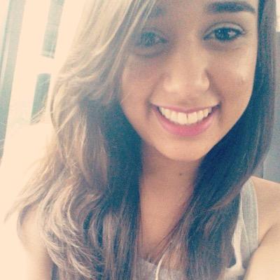 Eu que vivo com α cαbeçα nα luα, com músicα no ouvido e sou um mistério pra mim mesma.