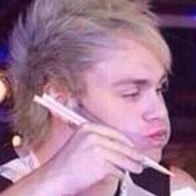 Follow @Cliffordafff dont follow this account