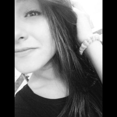 No tengo todo calculado, ni mi vida resuelta, solo tengo una sonrisa y espero otra de vuelta.