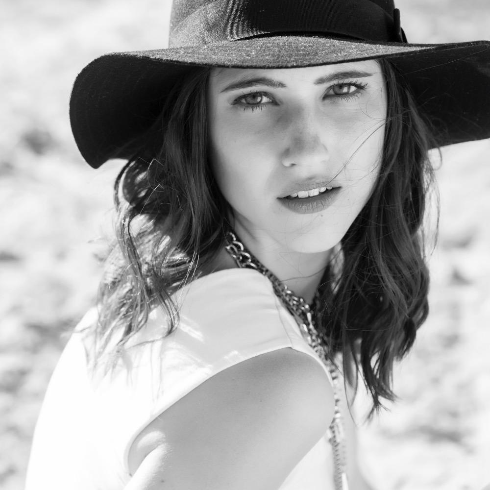 Francesca nella serie Disney Violetta! Cantante, ballerina, attrice, da mesi ferma all' 89• livello di Candy Crush. ✌️